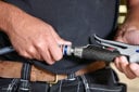 Man connecting compressed air blowgun using eSafe quick couplings